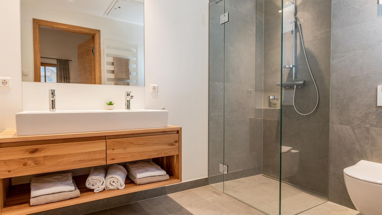 Badezimmer mit Dusche Badezimmer mit Dusche